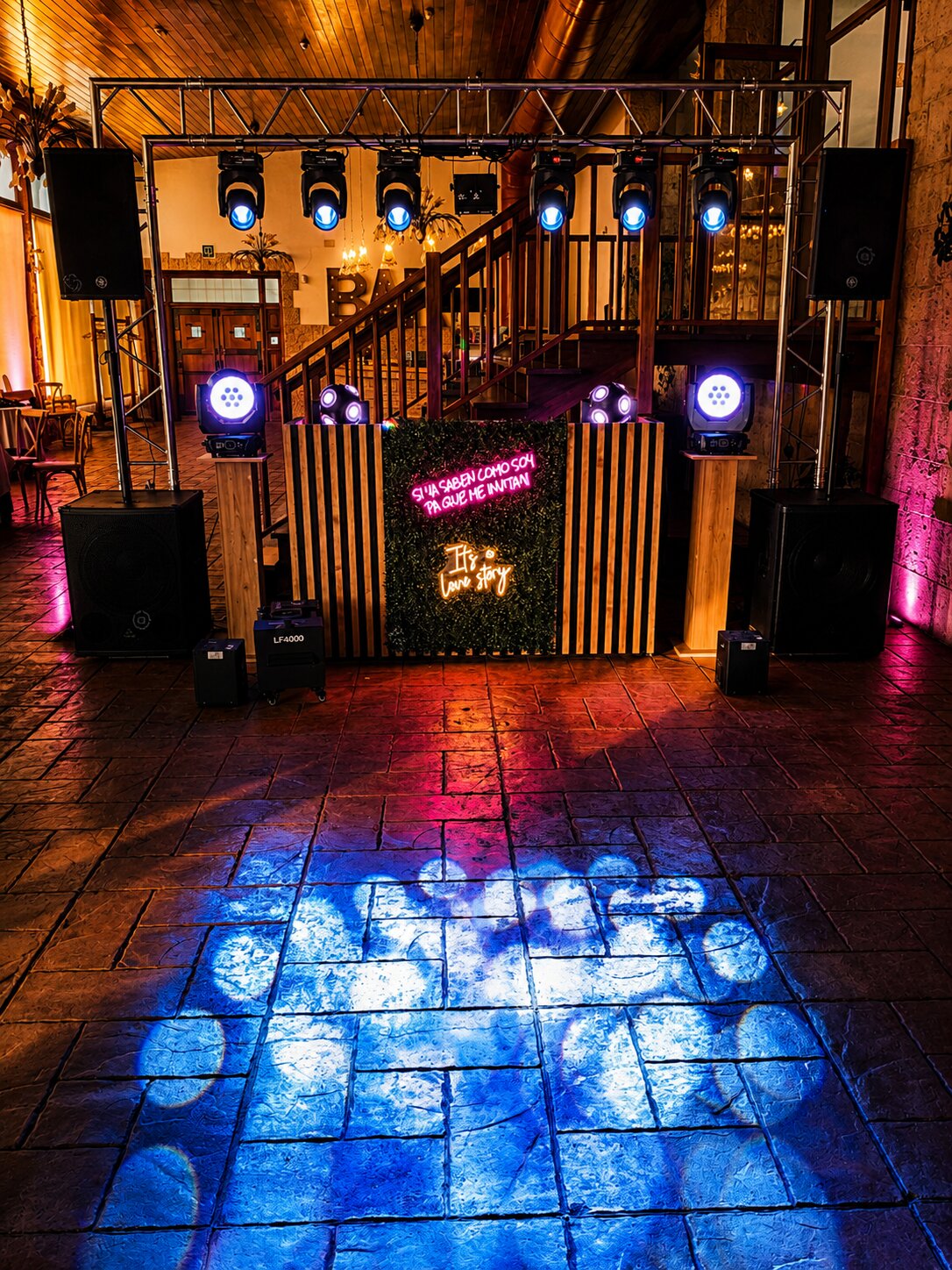 Cabina de DJ Sonoralia Experience con iluminación de escenario y neón