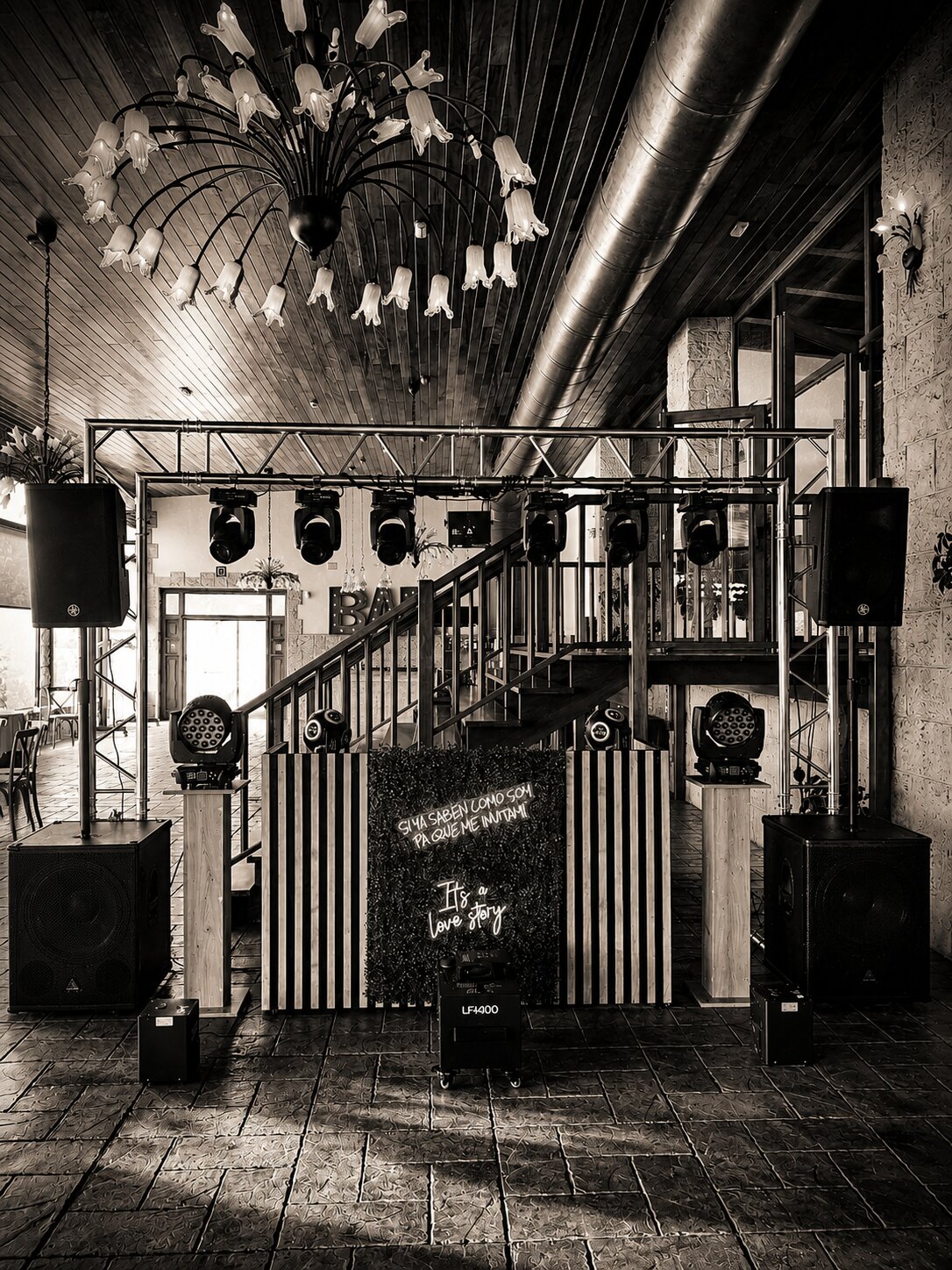 Cabina de DJ Sonoralia Experience, versión en blanco y negro